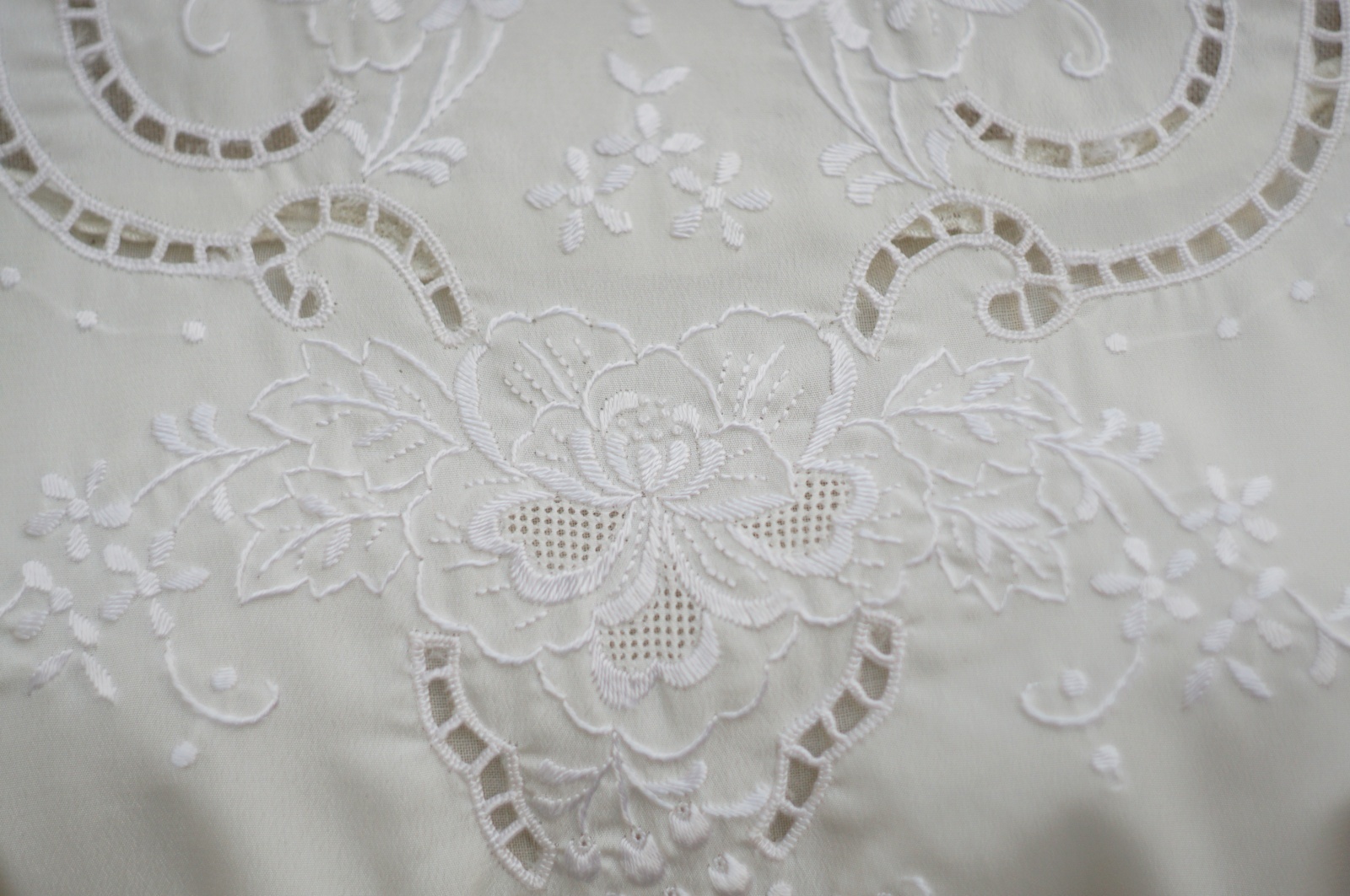 画像: "HD" スワトウ刺繍 白 半袖 ブラウス ノーカラー[19811]
