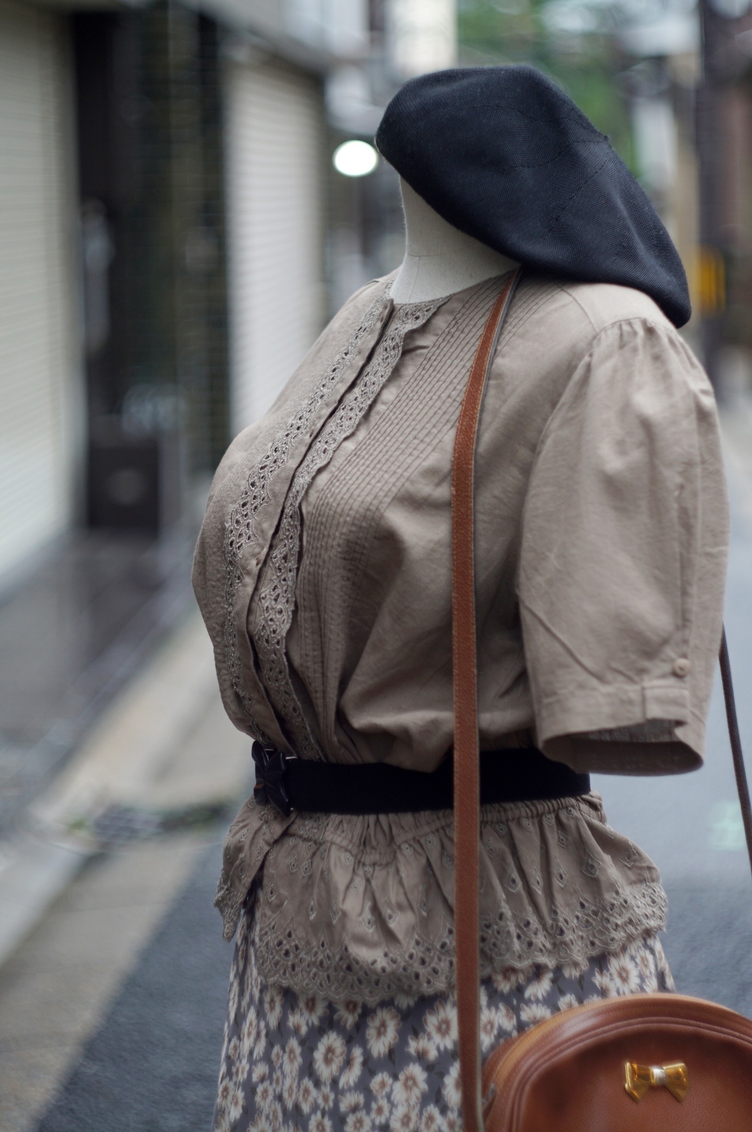 画像4: "GRACEFUL" 無地 ブラウン 半袖 ブラウス ノーカラー カットレース 刺繍 ペプラム ピンタック [20011]