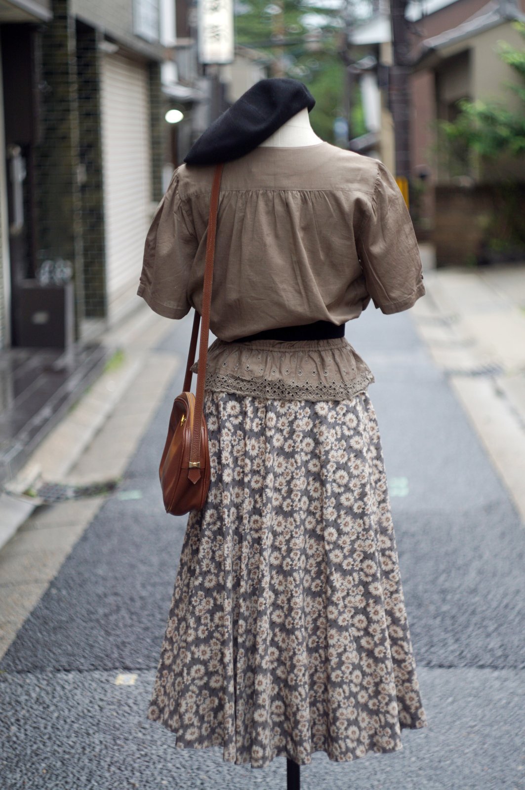 画像11: "GRACEFUL" 無地 ブラウン 半袖 ブラウス ノーカラー カットレース 刺繍 ペプラム ピンタック [20011]