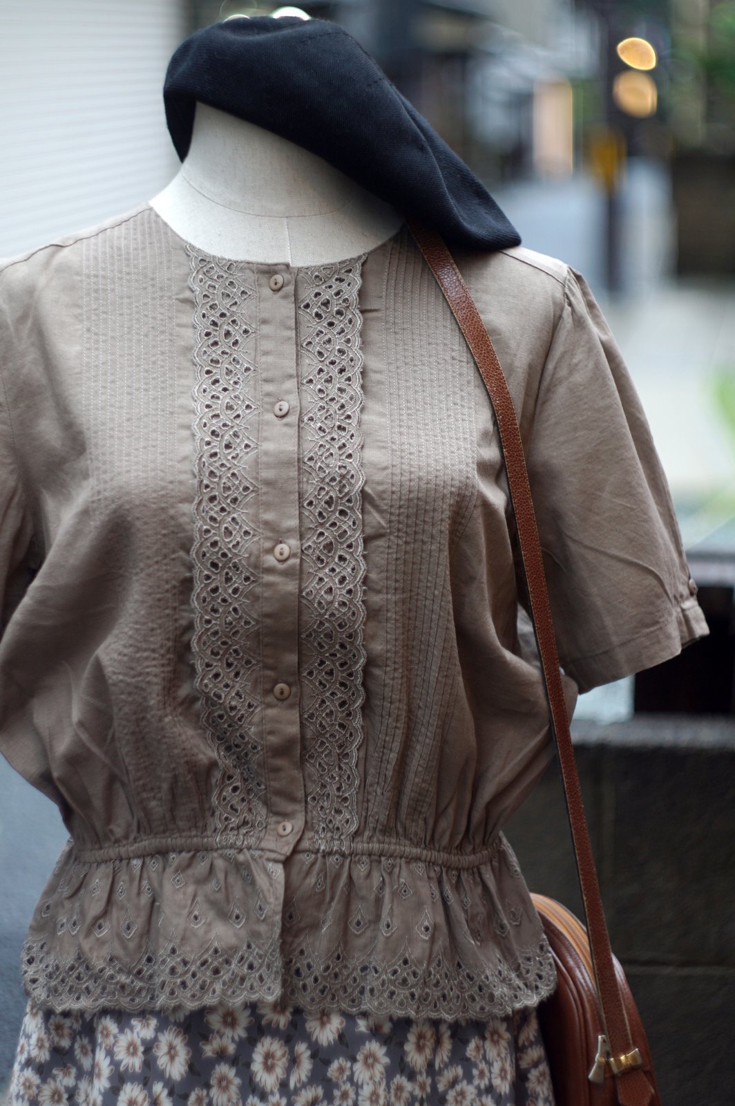 画像2: "GRACEFUL" 無地 ブラウン 半袖 ブラウス ノーカラー カットレース 刺繍 ペプラム ピンタック [20011]