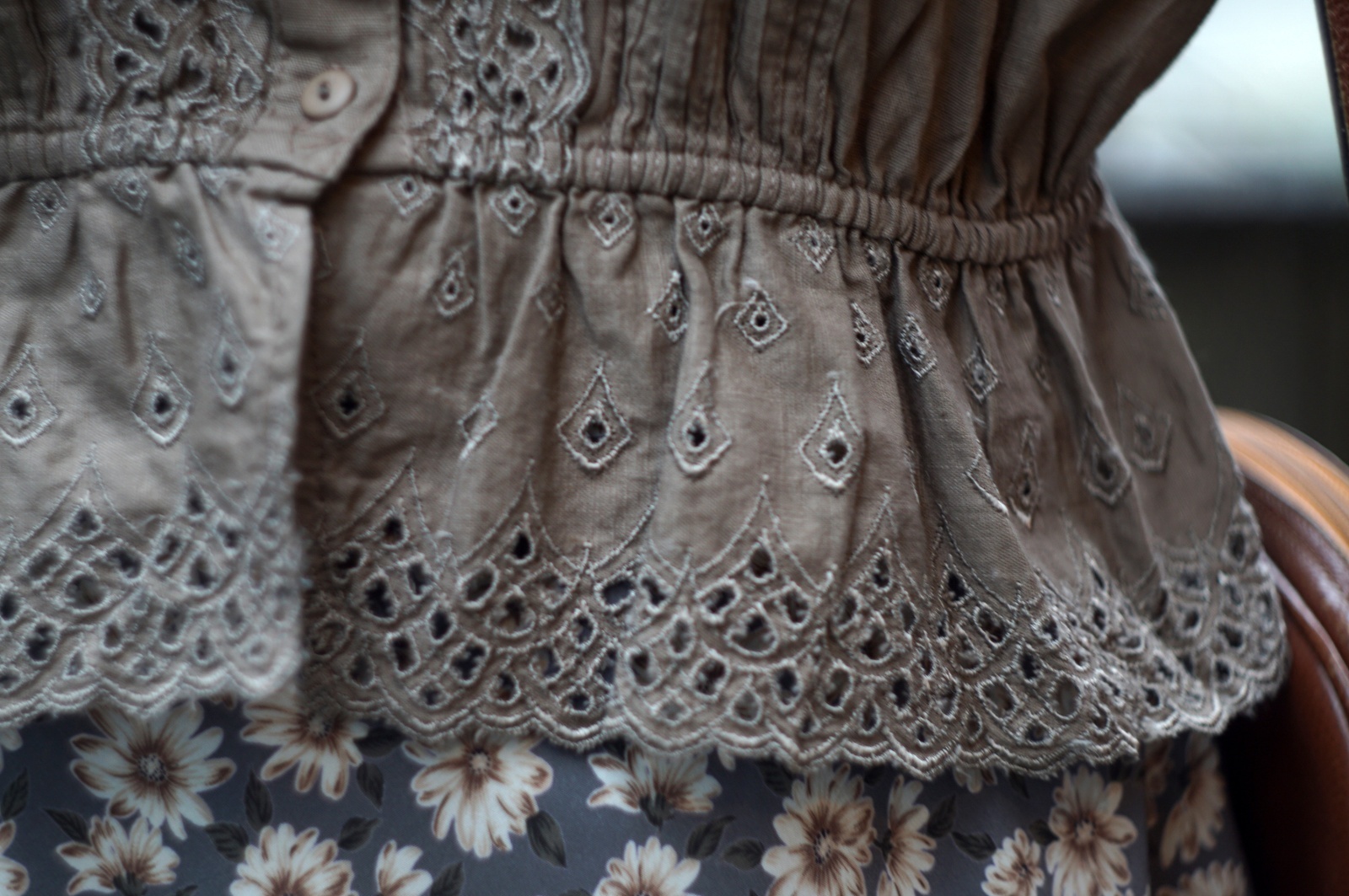 画像8: "GRACEFUL" 無地 ブラウン 半袖 ブラウス ノーカラー カットレース 刺繍 ペプラム ピンタック [20011]