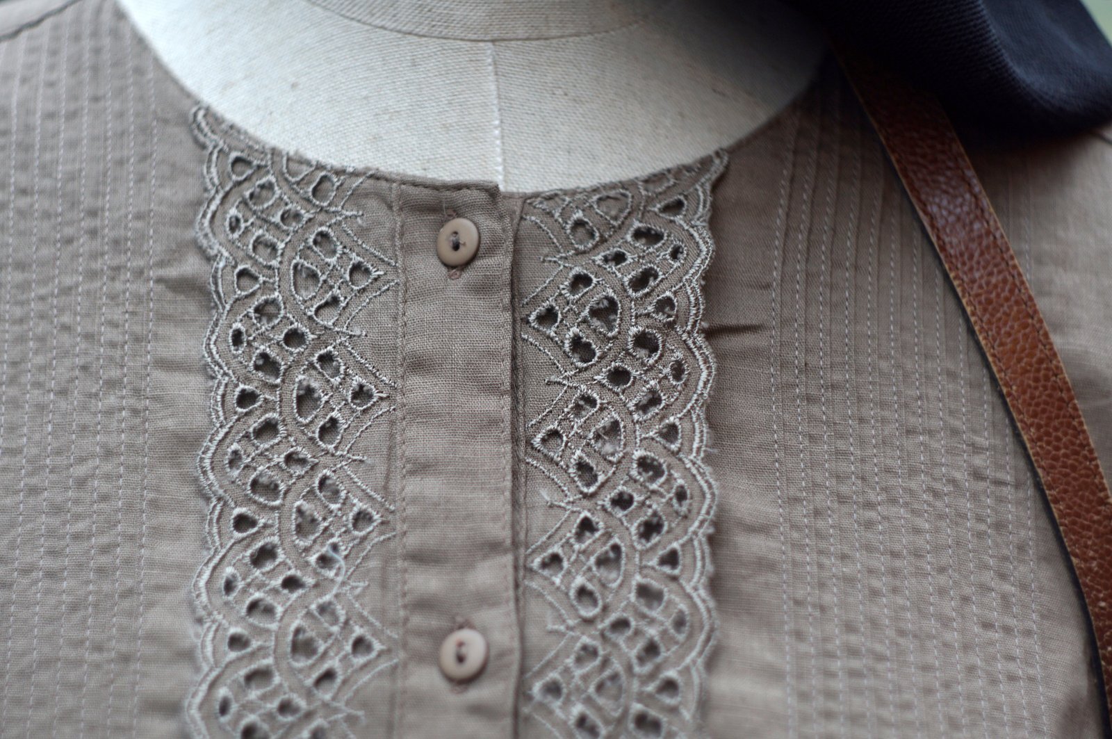 画像3: "GRACEFUL" 無地 ブラウン 半袖 ブラウス ノーカラー カットレース 刺繍 ペプラム ピンタック [20011]