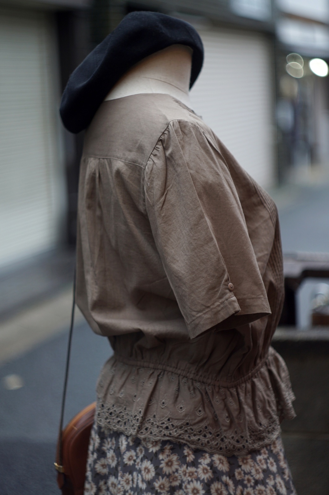 画像6: "GRACEFUL" 無地 ブラウン 半袖 ブラウス ノーカラー カットレース 刺繍 ペプラム ピンタック [20011]