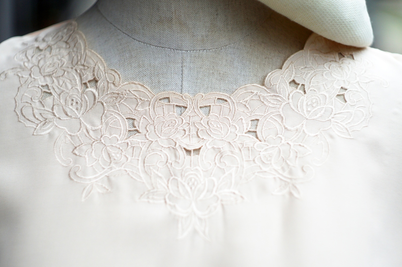 画像3: "PerLuanto" 無地 ピンク系 半袖 ブラウス ノーカラー カッティングレース  [20199]