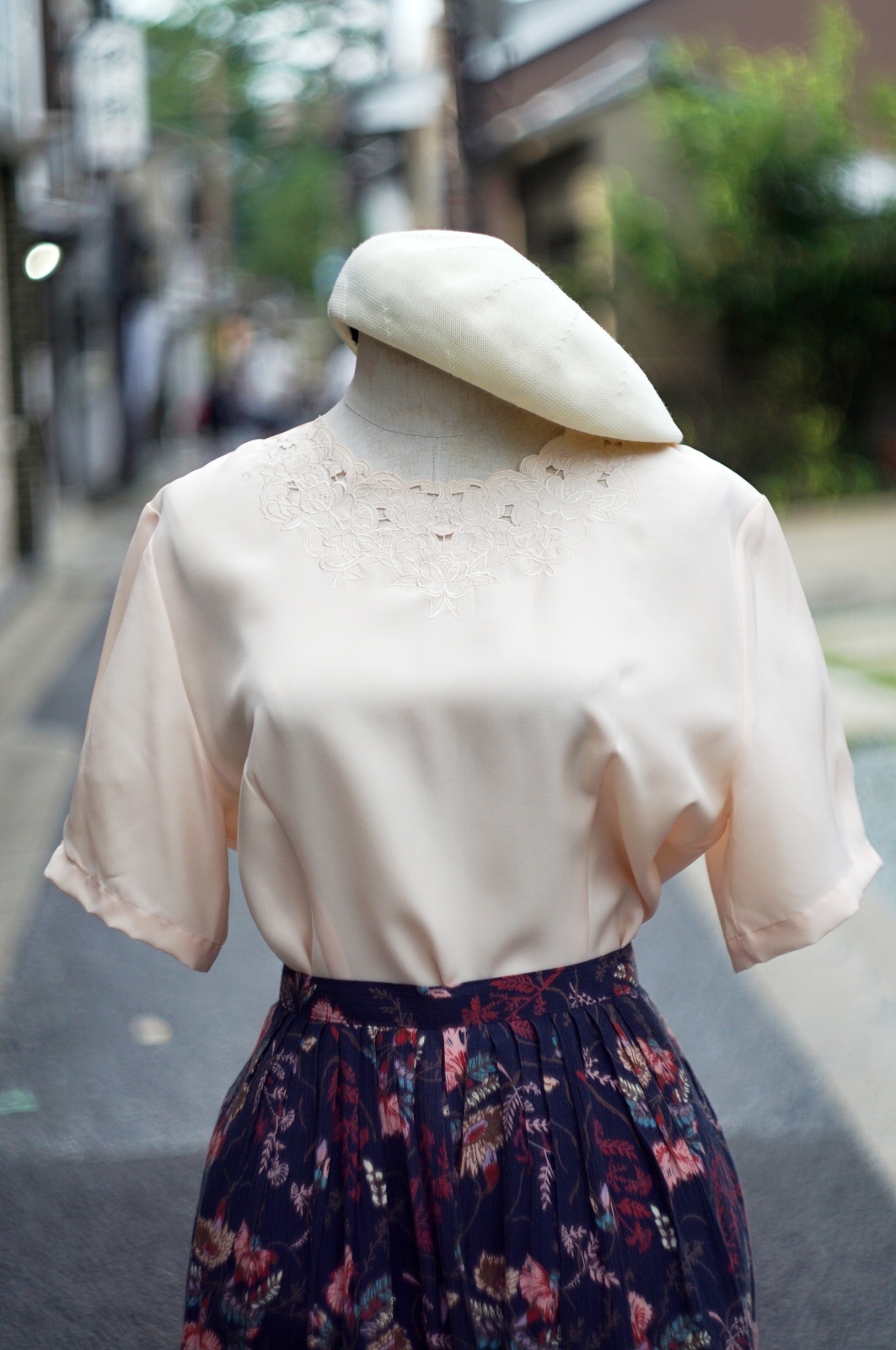 画像1: "PerLuanto" 無地 ピンク系 半袖 ブラウス ノーカラー カッティングレース  [20199]