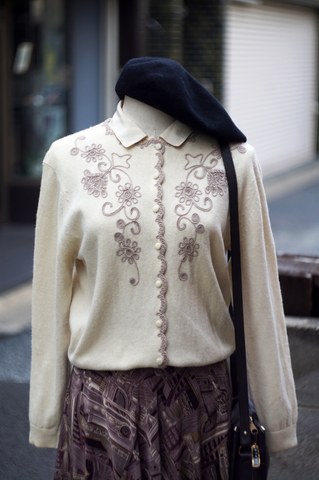 画像1: 無地 アイボリー ウール ニット カーディガン お花 刺繍[20368]