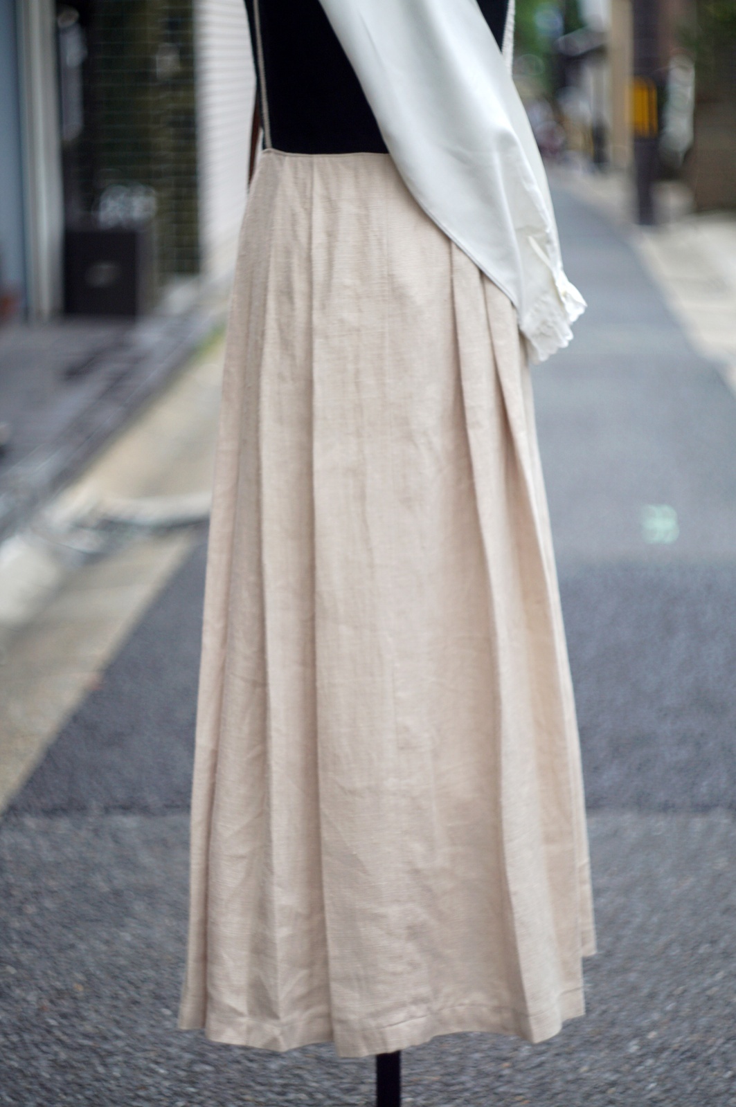 画像4: "JOBE LINE" 黒×ベージュ 無地 チロル ジャンパースカート  レース マキシ丈 [20422]