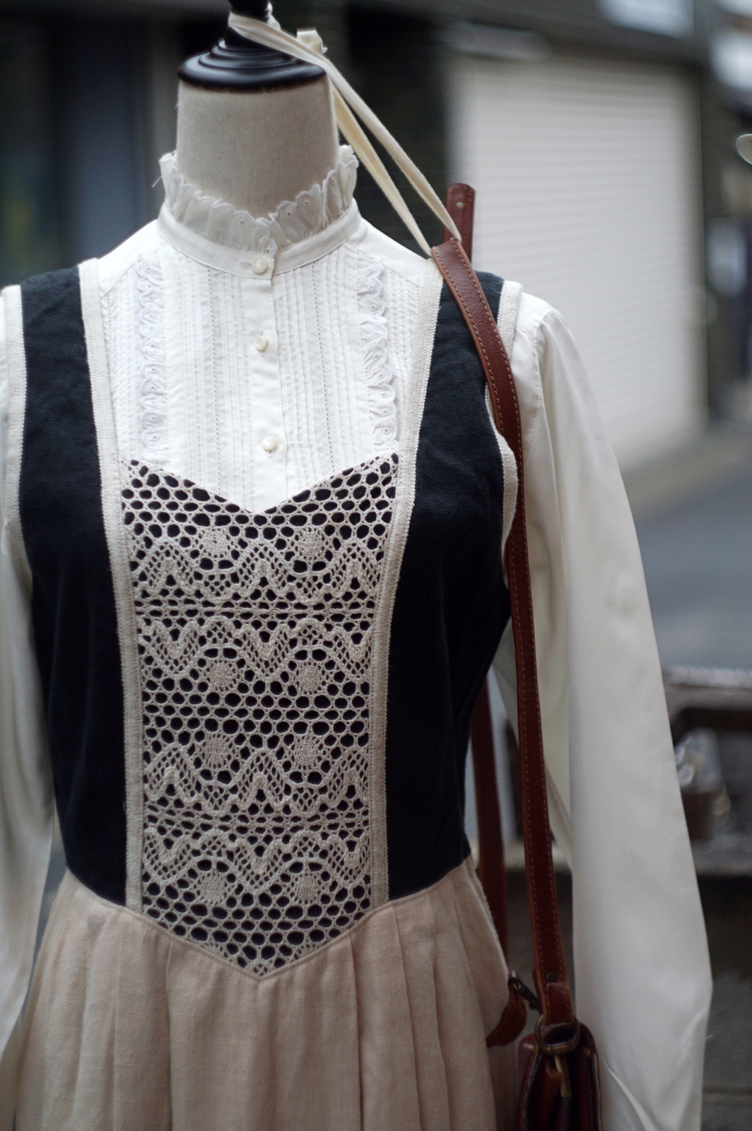 画像5: "JOBE LINE" 黒×ベージュ 無地 チロル ジャンパースカート  レース マキシ丈 [20422]