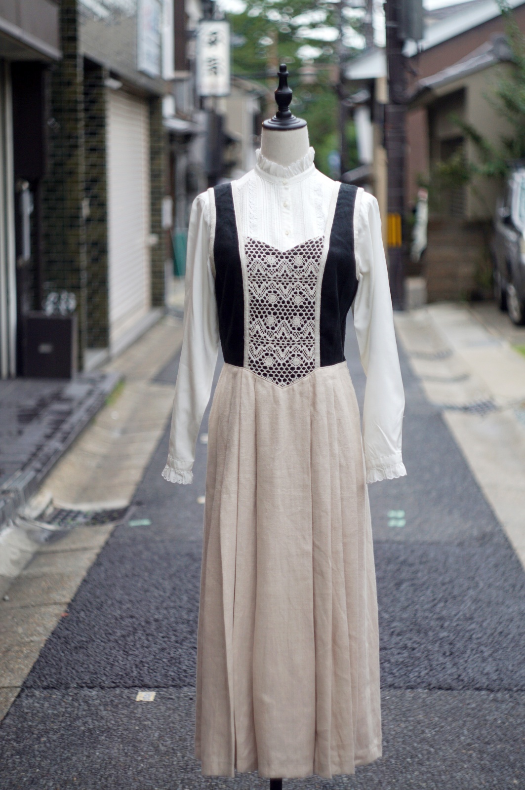 画像2: "JOBE LINE" 黒×ベージュ 無地 チロル ジャンパースカート  レース マキシ丈 [20422]