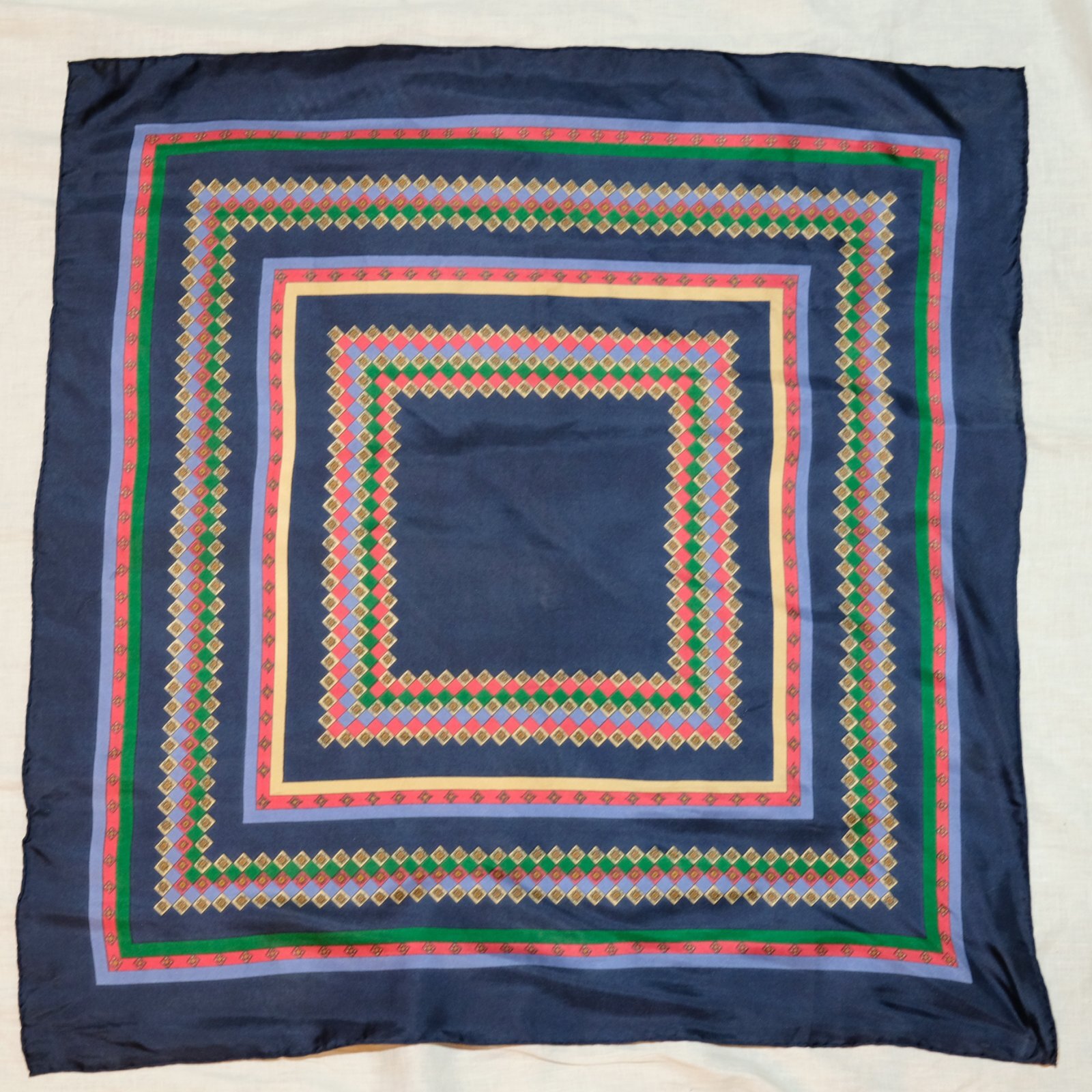 画像1: ネイビー系 幾何学模様 シルク スカーフ 81cm×81cm[20398]