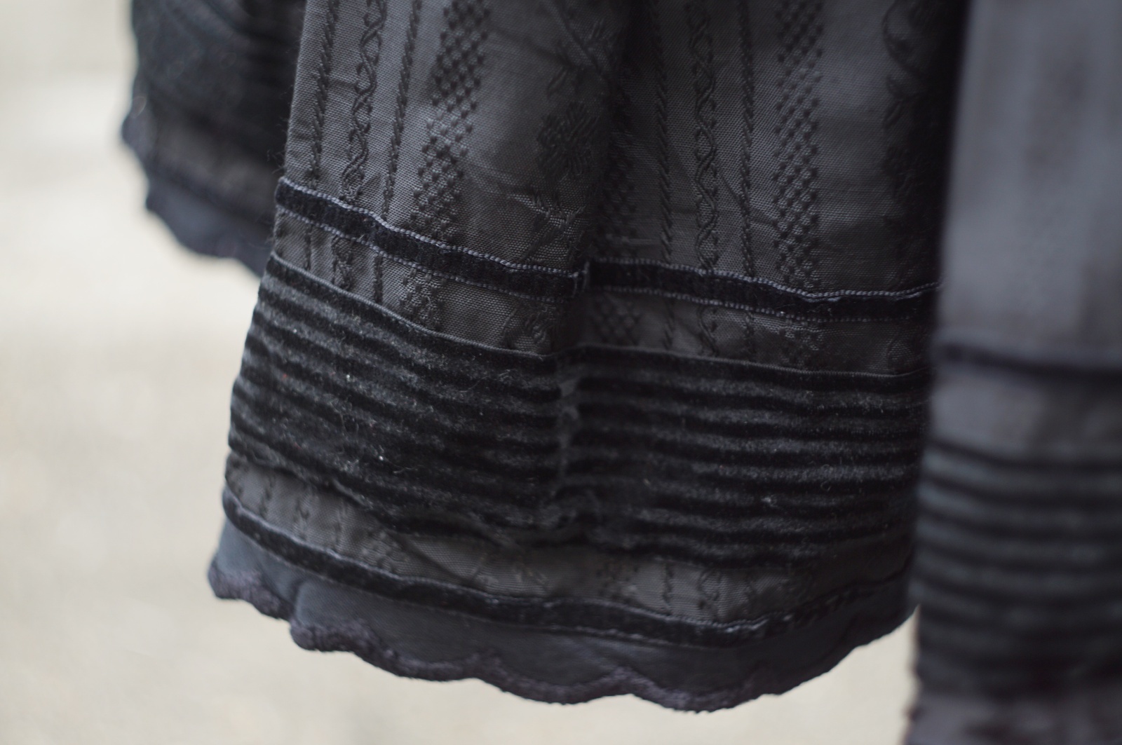 画像: 黒 無地 チロル スカート フレア お花 刺繍 ベロア素材  w65cm[20464]