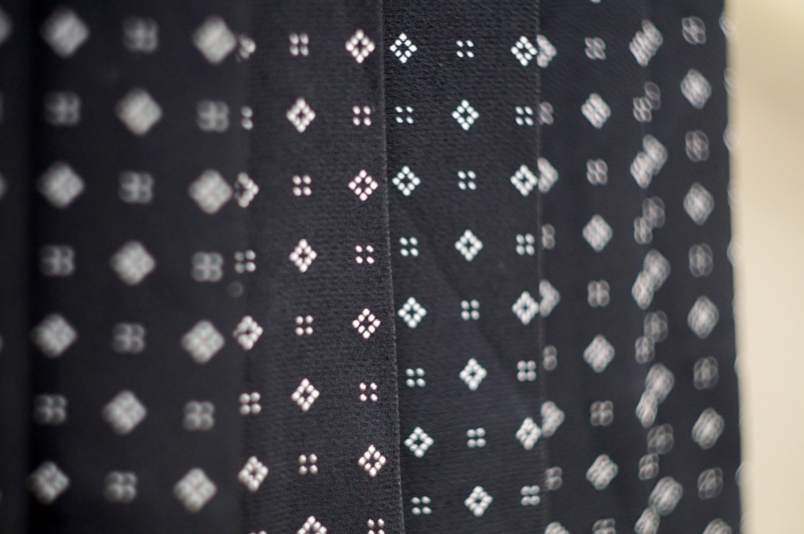 画像3: "Burberrys" 黒系  幾何学模様 スカート プリーツ w65cm[20466]