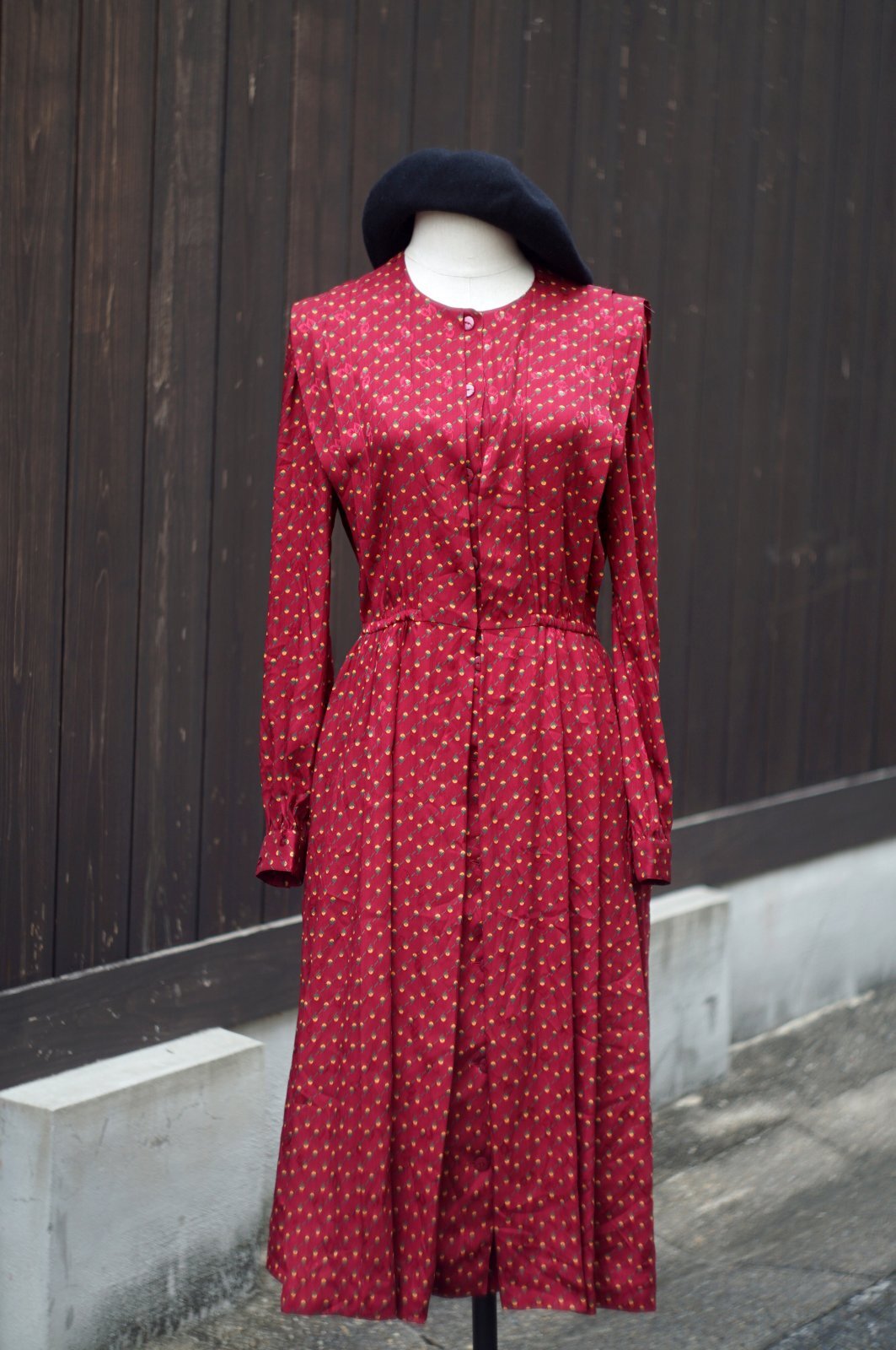 画像2: "BEBE DORE"  赤系 花柄 長袖 レトロワンピース ノーカラー 比翼風[20469]