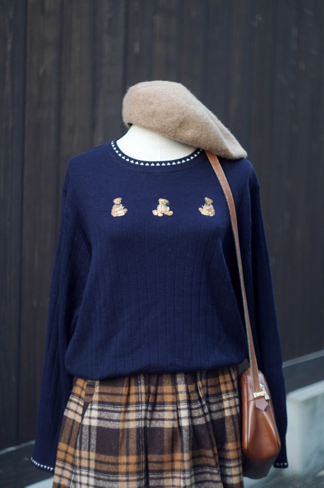 画像1: "WHITE ITARKIARD" 無地  ネイビー系 ニット ウール混 ラウンドネック くま [20493]