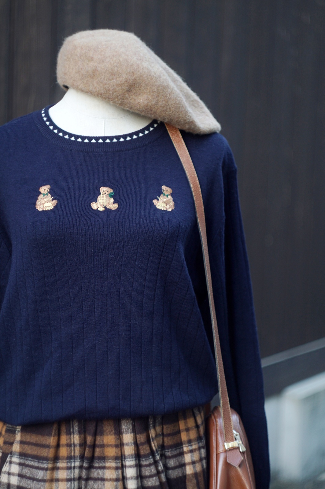 画像2: "WHITE ITARKIARD" 無地  ネイビー系 ニット ウール混 ラウンドネック くま [20493]