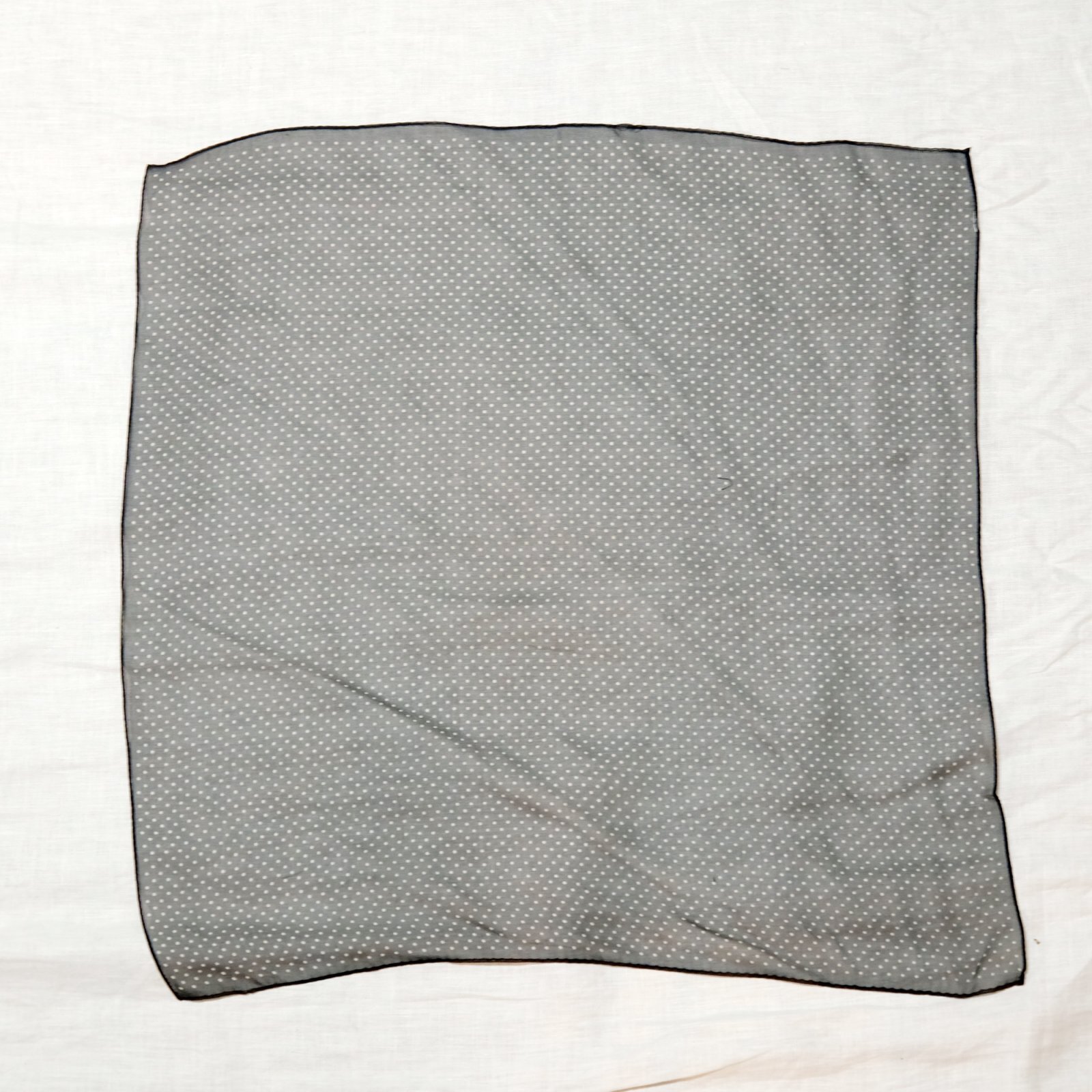 画像1: 黒×白 シルク ドット柄  ミニスカーフ 55cm×55cm[20559]