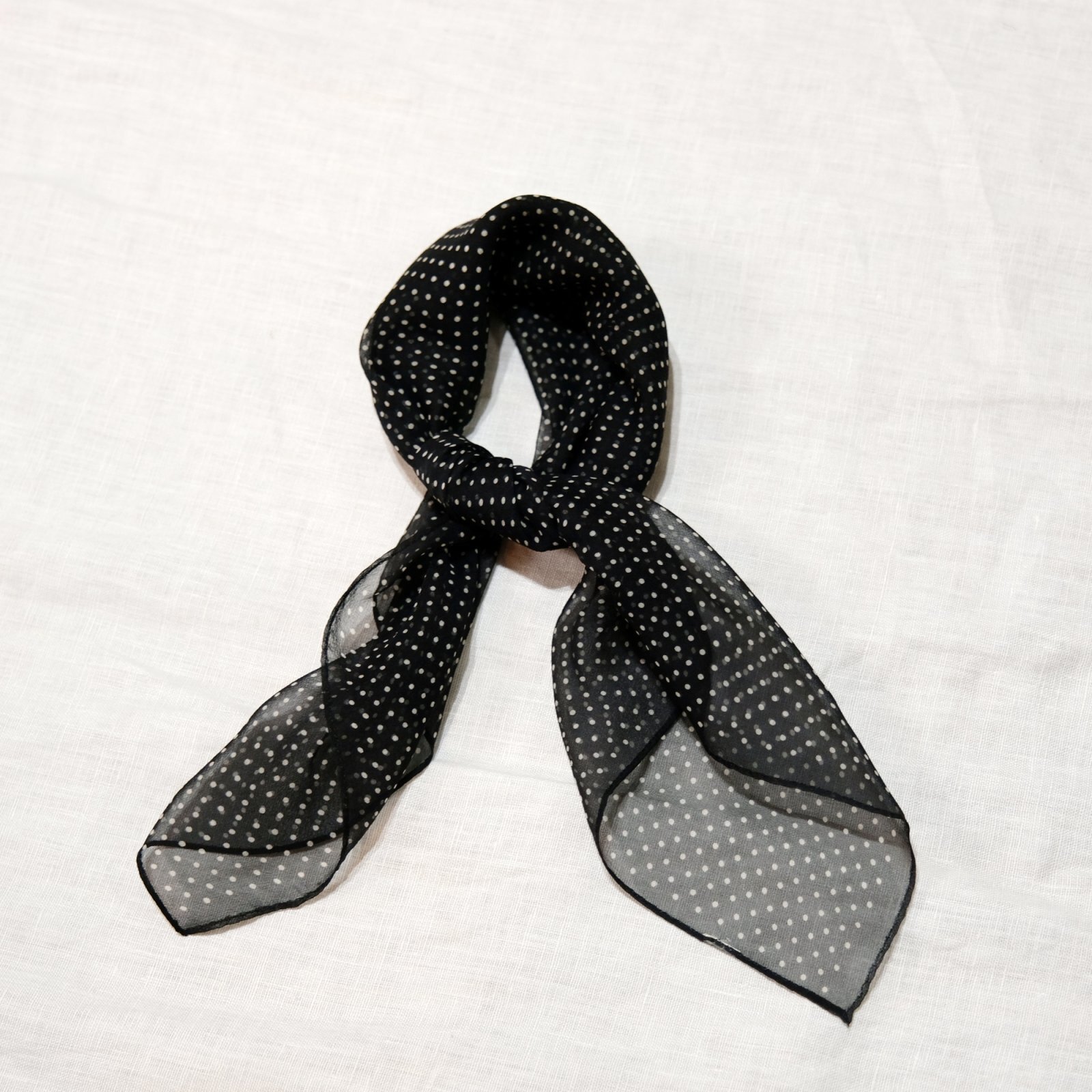 画像4: 黒×白 シルク ドット柄  ミニスカーフ 55cm×55cm[20559]