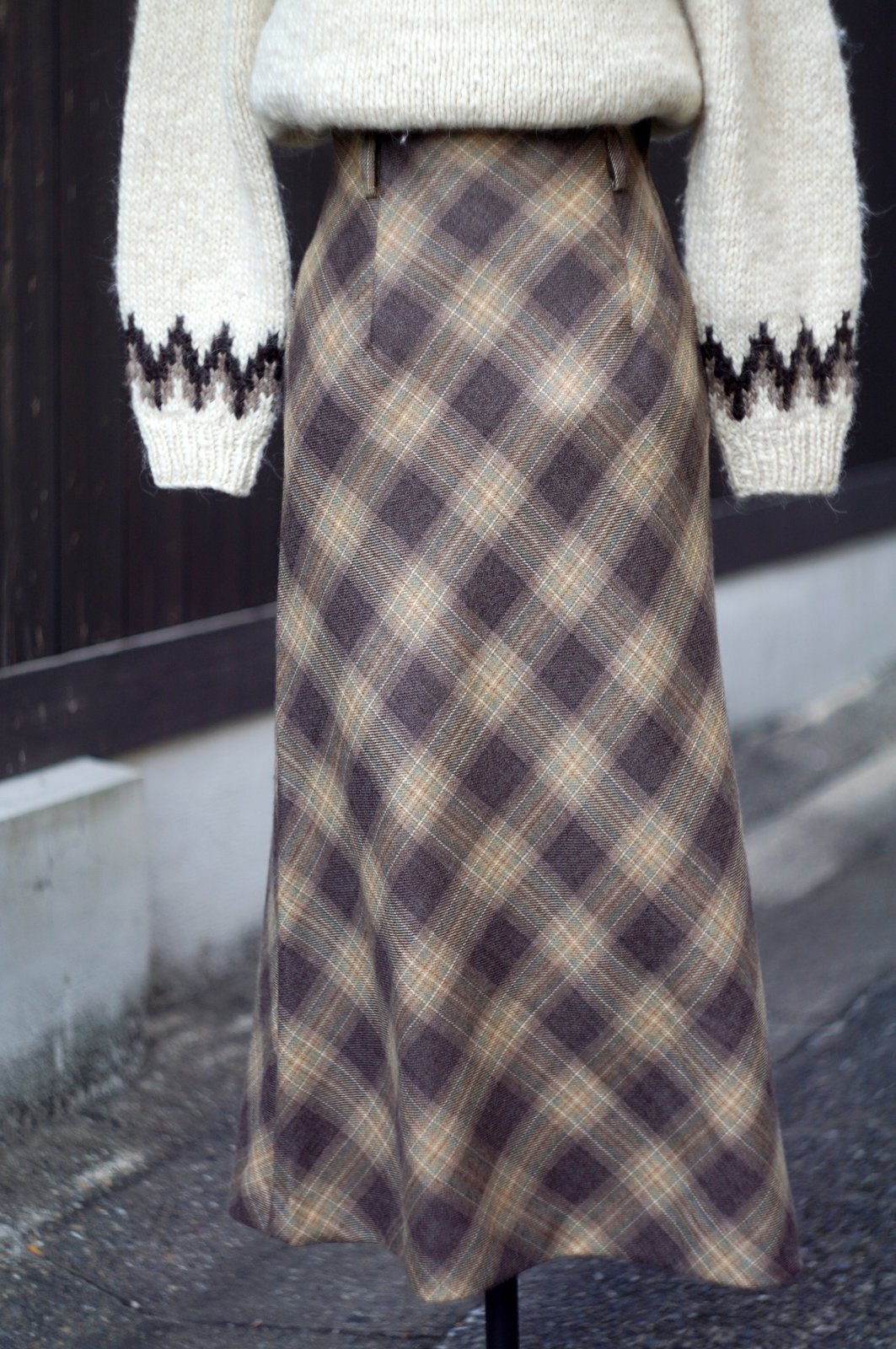 画像1: チェック柄 ウール ブラウン系  スカート セミタイト w63cm[20513]