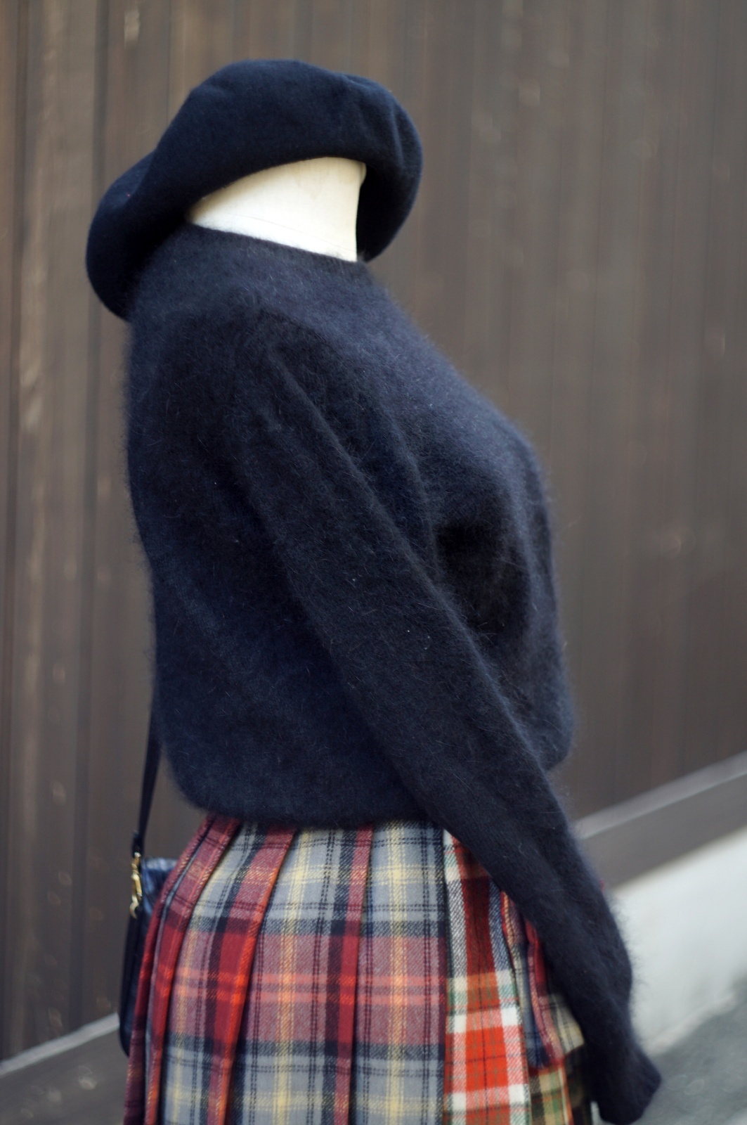 画像2: ”Angora” 黒 アンゴラ混 無地 ニット ラウンドネック[20505]