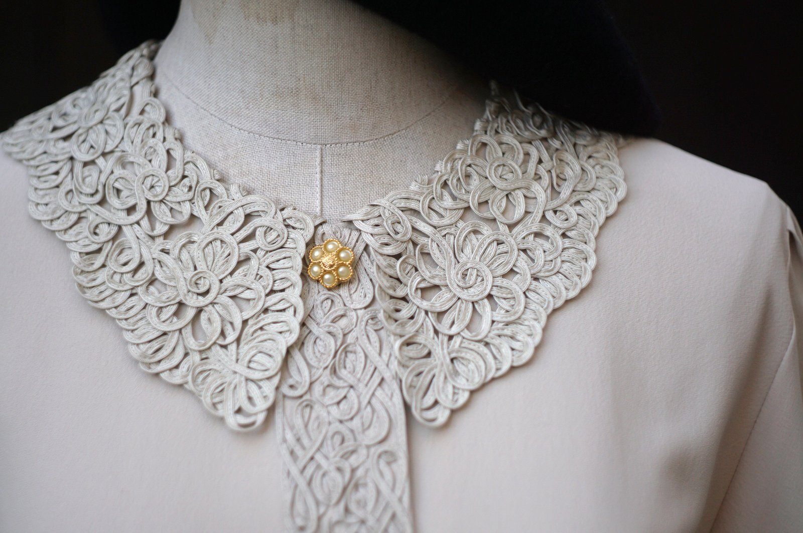 画像: "Hana no blouse" 無地 グレー系 長袖 ブラウス 比翼 レース襟[20519]