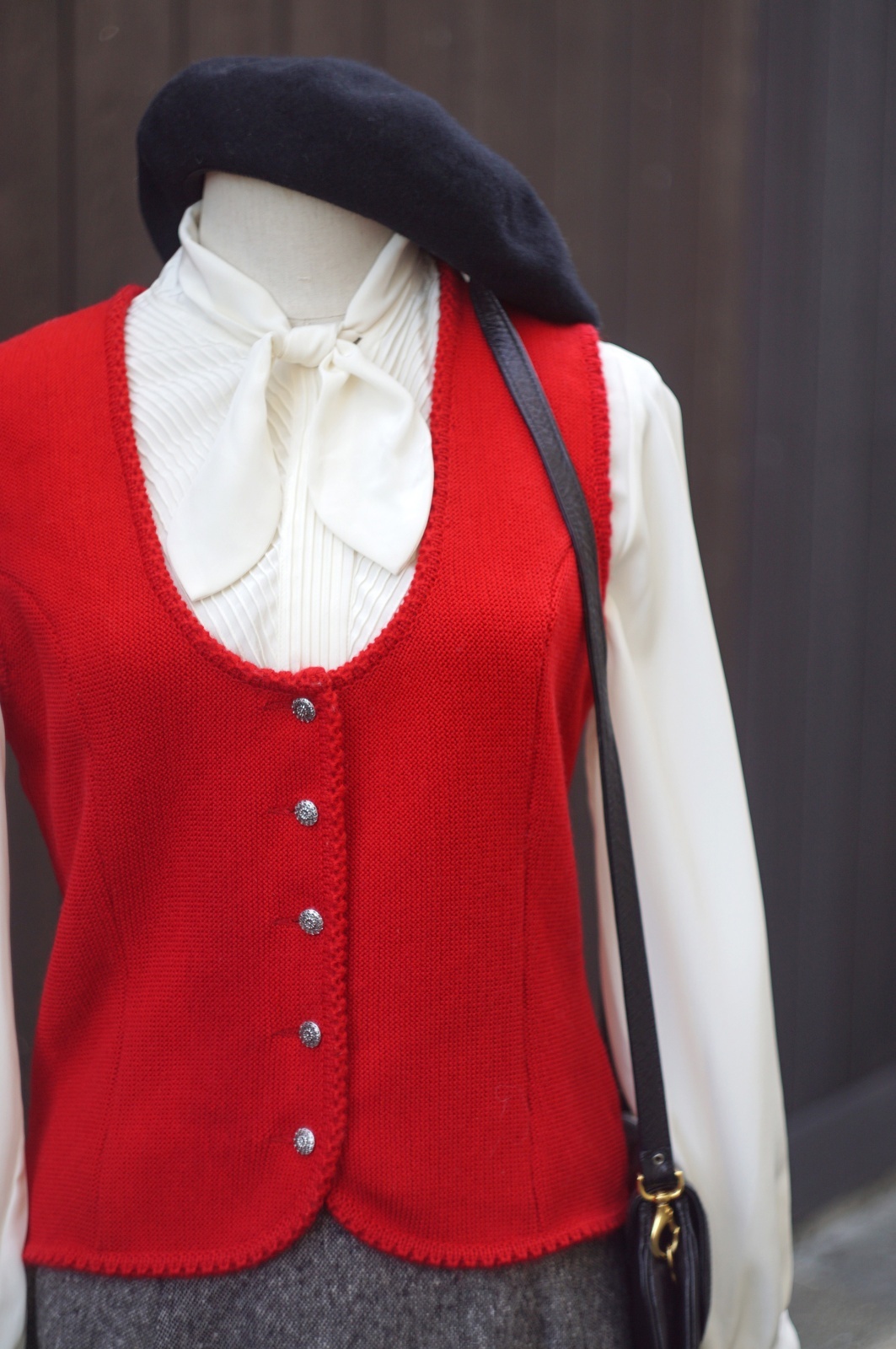 画像2: EU 無地 ピュアウール 赤 チロル ニット ベスト ラウンドネック 前開き ニット[20431]